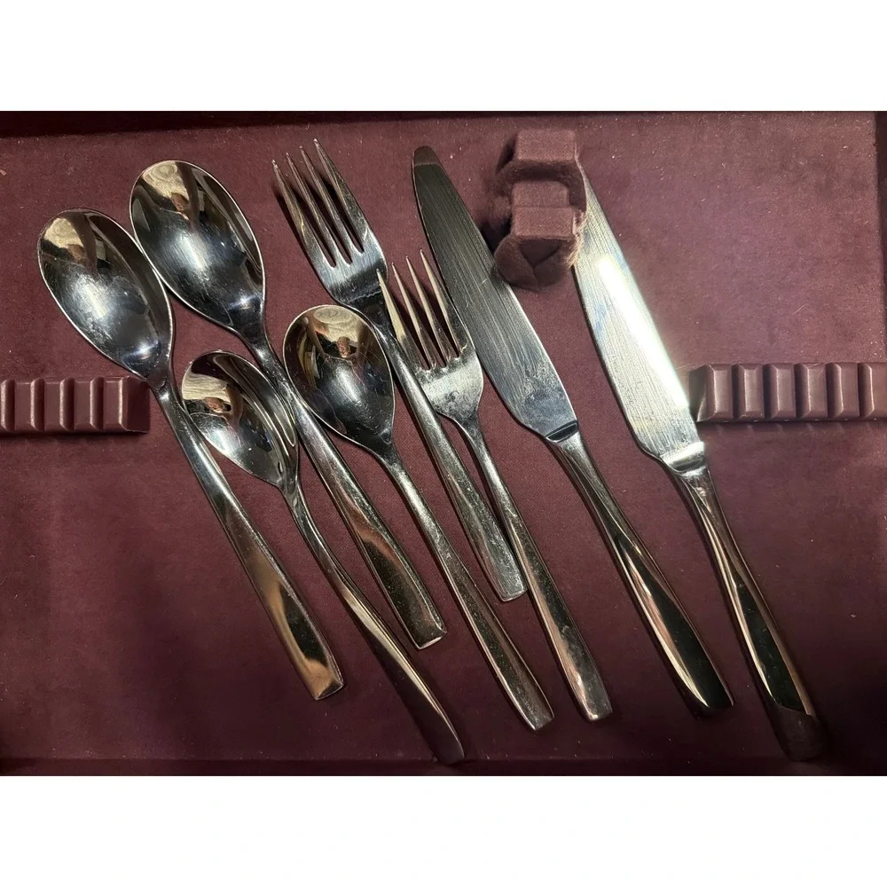 Mikasa Delano 18/10 Stainless Steel Flatware 8 ‎ Piece Set Knives Forks Spoons